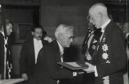 A photo of Alexander Fleming receiving the Nobel prize from King Gustaf V of Sweden in 1945