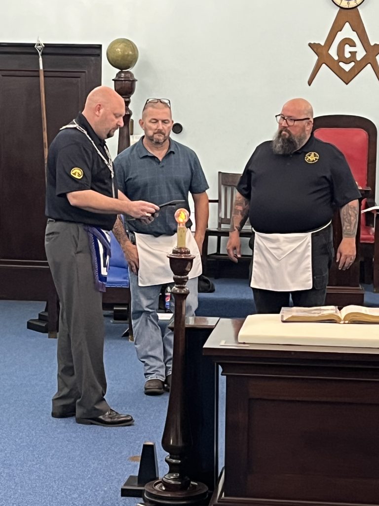 Image of Ohio Masons in lodge with aprons.